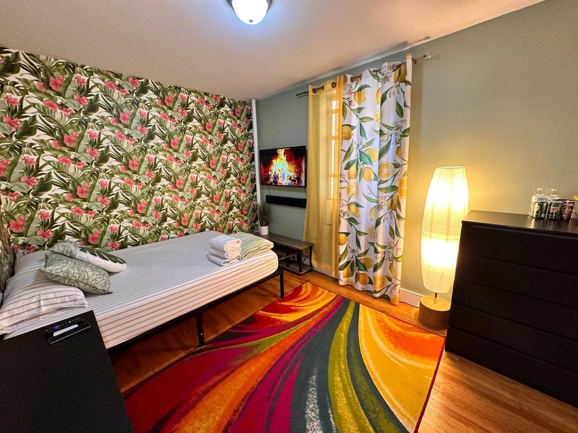Tropical Comfort In Harlem Cozy With Snacks & Style Apartment